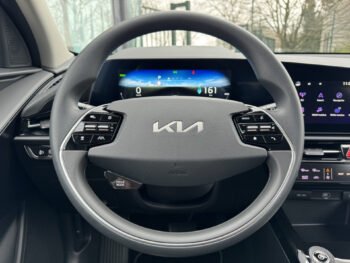 Kia Niro EV Light Edition. 64.8 kWh UIT VOORRAAD LEVERBAAR !! € 2950,- SUBSI