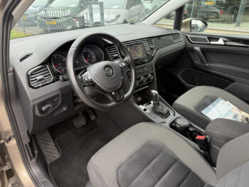 52591357-volkswagen-golf-sportsvan-2016