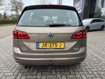 52591357-volkswagen-golf-sportsvan-2016