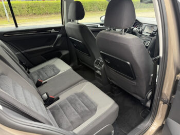 52591357-volkswagen-golf-sportsvan-2016