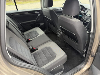 52591357-volkswagen-golf-sportsvan-2016