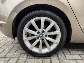 52591357-volkswagen-golf-sportsvan-2016