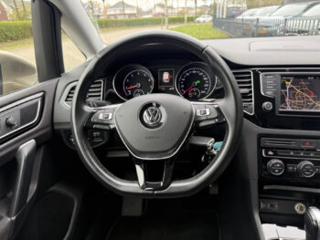 52591357-volkswagen-golf-sportsvan-2016