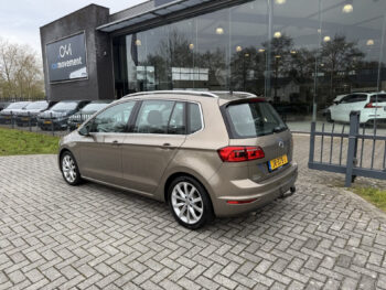 52591357-volkswagen-golf-sportsvan-2016