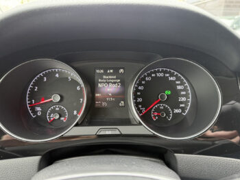 52591357-volkswagen-golf-sportsvan-2016