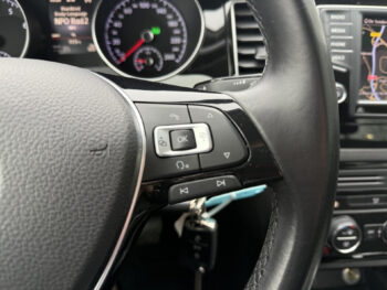 52591357-volkswagen-golf-sportsvan-2016