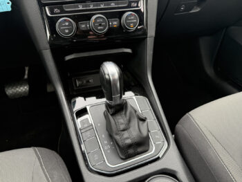 52591357-volkswagen-golf-sportsvan-2016