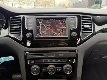 52591357-volkswagen-golf-sportsvan-2016