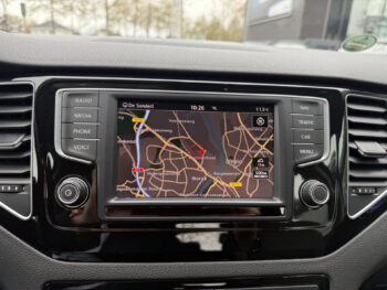 52591357-volkswagen-golf-sportsvan-2016