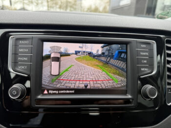 52591357-volkswagen-golf-sportsvan-2016