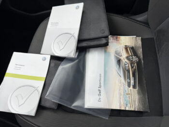 52591357-volkswagen-golf-sportsvan-2016