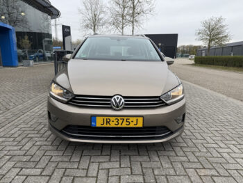 52591357-volkswagen-golf-sportsvan-2016