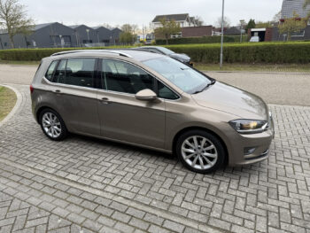52591357-volkswagen-golf-sportsvan-2016
