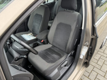 52591357-volkswagen-golf-sportsvan-2016