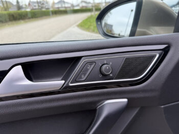 52591357-volkswagen-golf-sportsvan-2016