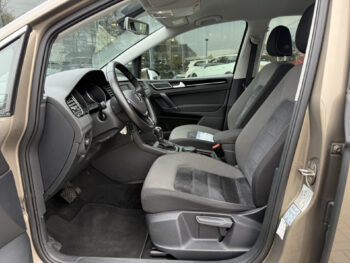 52591357-volkswagen-golf-sportsvan-2016