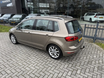 52591357-volkswagen-golf-sportsvan-2016