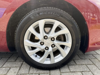 52787908-toyota-auris-2017