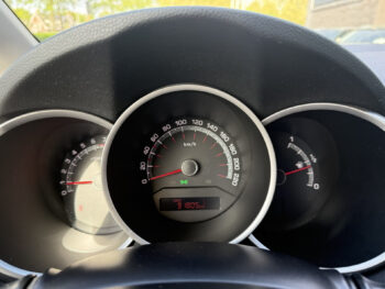 52900791-kia-venga-2015