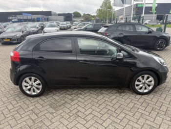 53428506-kia-rio-2012