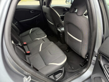 56016997-volvo-v40-2018