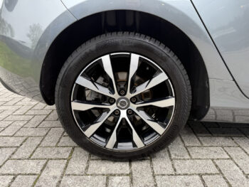 56016997-volvo-v40-2018