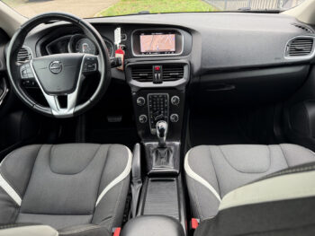 56016997-volvo-v40-2018