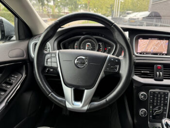 56016997-volvo-v40-2018