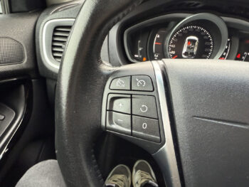 56016997-volvo-v40-2018