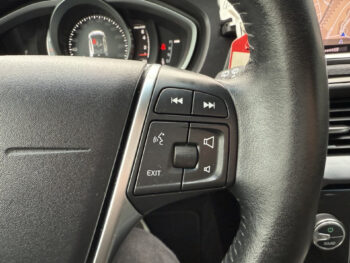 56016997-volvo-v40-2018