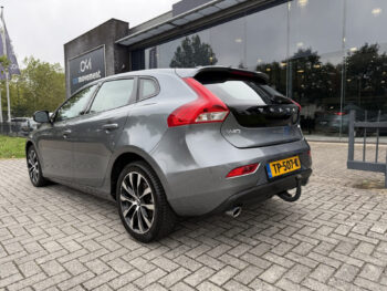 56016997-volvo-v40-2018
