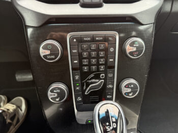 56016997-volvo-v40-2018