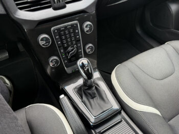 56016997-volvo-v40-2018