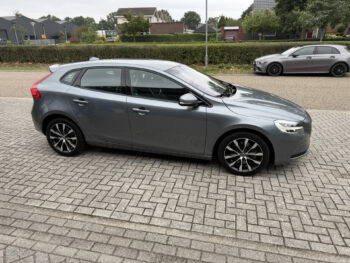 56016997-volvo-v40-2018