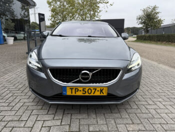 56016997-volvo-v40-2018