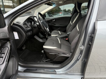 56016997-volvo-v40-2018
