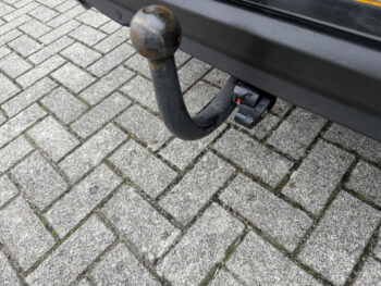 56016997-volvo-v40-2018