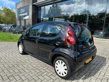 56302428-peugeot-107-2013