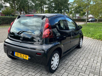 56302428-peugeot-107-2013