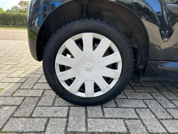 56302428-peugeot-107-2013