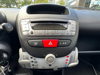 56302428-peugeot-107-2013