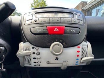 56302428-peugeot-107-2013