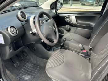 56302428-peugeot-107-2013