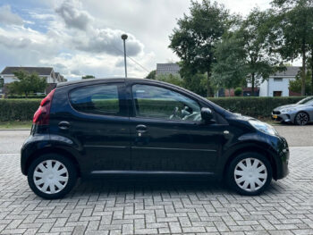 56302428-peugeot-107-2013