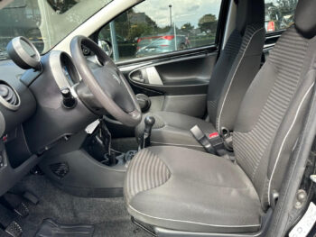 56302428-peugeot-107-2013