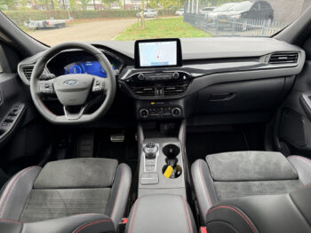 56330662-ford-kuga-2023