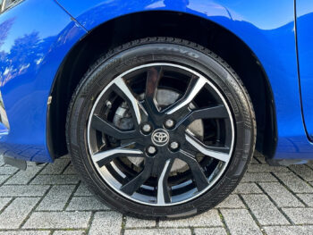 57201031-toyota-yaris-1-5-hyb-bi-tone-2017