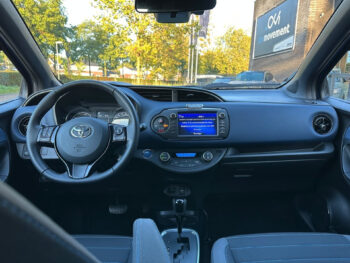 57201031-toyota-yaris-1-5-hyb-bi-tone-2017