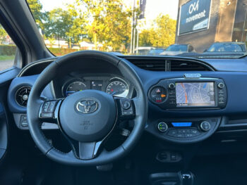 57201031-toyota-yaris-1-5-hyb-bi-tone-2017