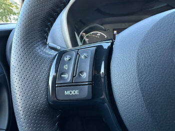 57201031-toyota-yaris-1-5-hyb-bi-tone-2017